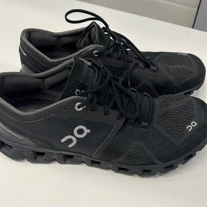 On cloud Tec running sneakers